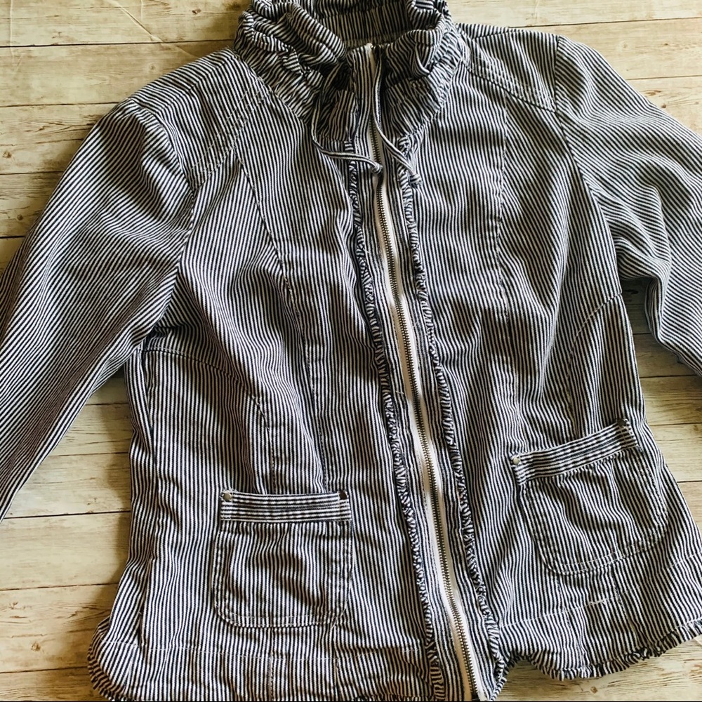 Passport L women striped and ruffled jacket